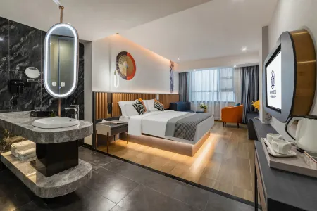 Huasheng Hotel (Haikou Yilong West Road Qilou Old Street Branch)