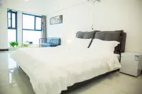 Strawberry E-sports Hotel (Xinxiang East Station Parker Residence Shop)