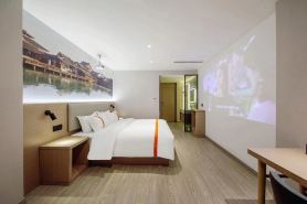 Shell Hotel (Jingjiang Taihe Wuyue Plaza Bus Station)