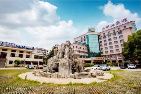 Dabieshan Hotel Отели в г. Лотянь