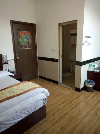 Tonghai Hongda Hotel Отели рядом с достопримечательностью «Tonghai Confucian Temple»