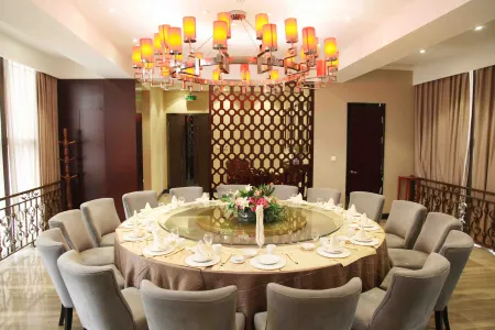 New Dynasty Hotel(Kaifeng Qingming Riverside Landscape Garden) Отели рядом с достопримечательностью «Kaifeng Gulou Plaza»