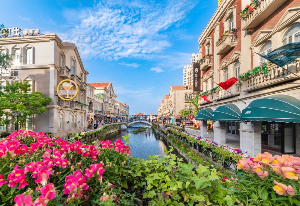 옌청의 쥬롱후 오우펑화 거리 야경