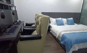 Zhongjiang Language Wind E-sports Hotel