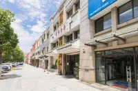 Left Bank Hotel Отели рядом с достопримечательностью «Скользящее поле для лыжного поля в новом районе лужского озера»