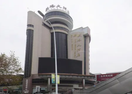Railway Grand Hotel Отели рядом с достопримечательностью «Fengchu Bridge»