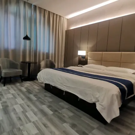 Happy Business Hotel (Chuzhou North Station Branch)