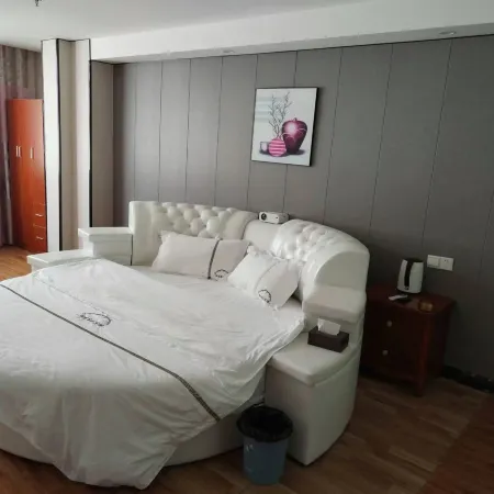 Yilong Business Hotel