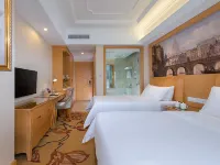 Vienna International Hotel (Hubei Yichang East Railway Station Wuyi Square)