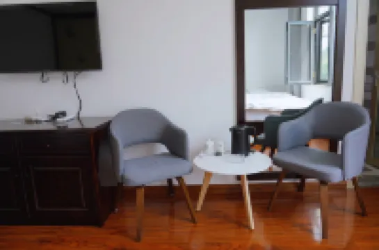 Longling Yijia Hotel