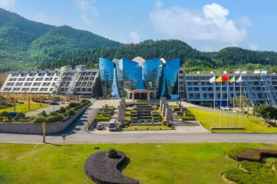 Jiarun Gloria Grand Hotel Hotels near Jiu Hua Shan Dayuan Buddhist Culture Park