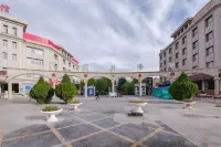 嘉峪関鴻鑫ホリデイホテル（大唐飲食街） 嘉関市体育中心-総合館周辺のホテル