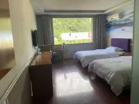 Wanyuan Xinyue Riverside Hotel