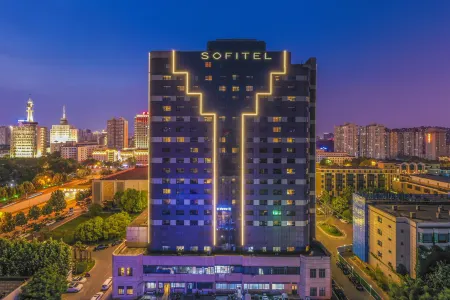 Sofitel Zhengzhou International Hotel Отели рядом с достопримечательностью «Huanghe S & T College School of Information Engineering»