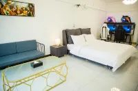 Strawberry E-sports Hotel (Xinxiang East Station Parker Residence Shop)