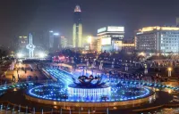 Zuiyi Binshe Hotel (Jinan Daming Lake Quancheng Plaza) Hotel in zona Mingchangzhong Pavilion