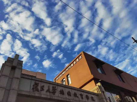 The life goes well Hotel (Shanghai Fudan University Guoquan Road Subway Branch) Отели рядом с достопримечательностью «Fudan University Handan Road Stadium»