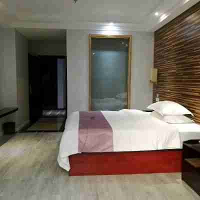 順利假日酒店（高州市茂名大道城東車站店） Rooms