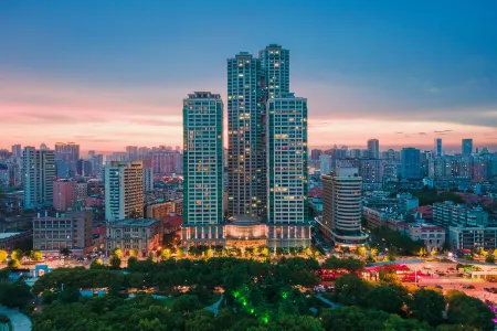 Marco Polo Wuhan Отели рядом с достопримечательностью «Yangsigang Yangtze River Bridge»