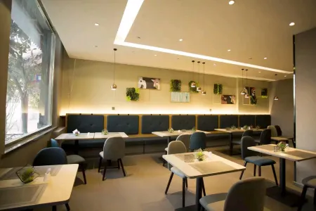 Homeinn Selected Hotel (Yishui Xinhua Road Underground Grand Canyon Scenic Area)