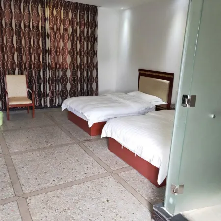 300 Mountain Hot Spring Business Hotel