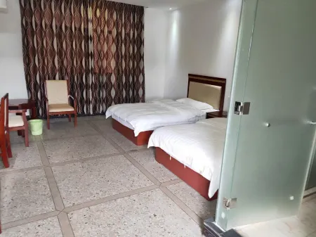 300 Mountain Hot Spring Business Hotel Отели рядом с достопримечательностью «Sanbaishan Mountain Scenic Area»