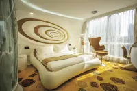 Planet Hotel (Guangzhou Baima Clothing City Railway Station Subway Station)