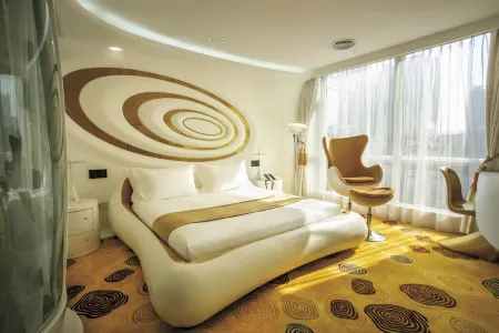 Planet Hotel (Guangzhou Baima Clothing City Railway Station Subway Station) Отели рядом с достопримечательностью «Zhangjiuling Jinian Park»