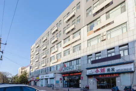 Jinjiang Inn Hotel (Shanhaiguan Railway Station Laolongtou Bath Shop) Отели рядом с достопримечательностью «Wang Courtyard»