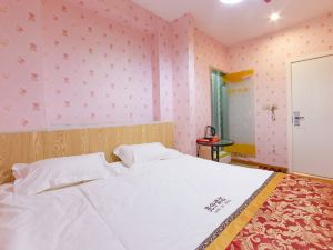 Baoshuo Hotel (Qingdao Beer Street Guangrao Road Subway Station)