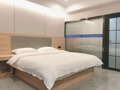 Gongyi Yijia Hotel Отели рядом с достопримечательностью «Гора Чаншуй, Хуэйлин»