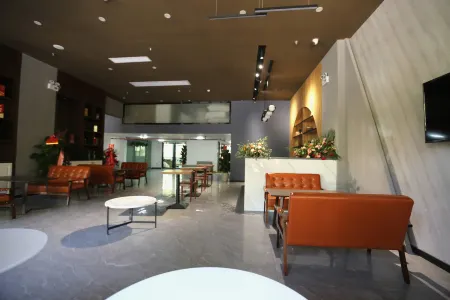 IU Hotel (Wanda Plaza, Hezhou) Отели рядом с достопримечательностью «Ziyunxianjing Scenic Area»