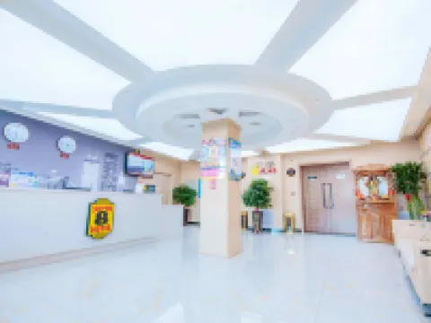 Super 8 Hotel (Dunhua Railway Station)