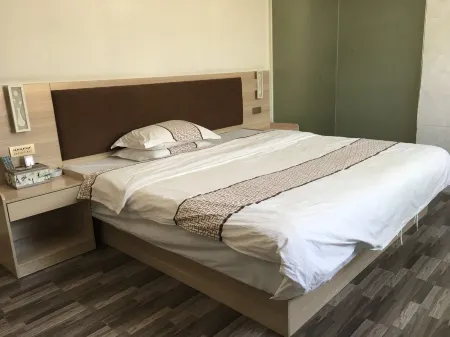 Xilaiju Hotel (Guilin University of Technology Yanshan Campus) Отели рядом с достопримечательностью «Caoping Hui Ethnic Country»