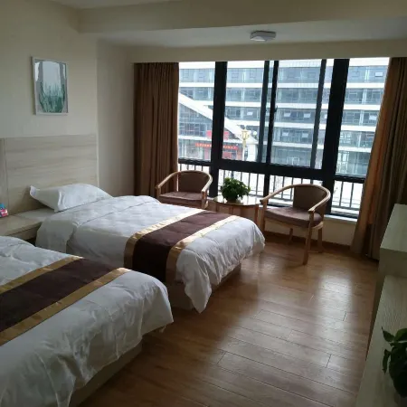 Fengyang Qianzhen Construction Hotel