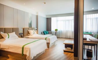 GreenTree Inn Hotel (Huainan City Square South Road Yizhong Branch)