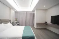Dongli Star Business Apartment Hotels near Tai O Village Cultural Park