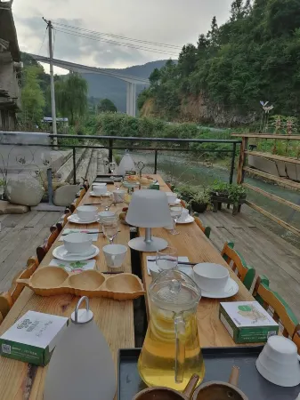 Danzhai Shiqiao Paper Homestay (Shiqiao Ancient Papermaking Cultural Scenic Area Branch) Отели рядом с достопримечательностью «Longjing Ancient Pavilion»