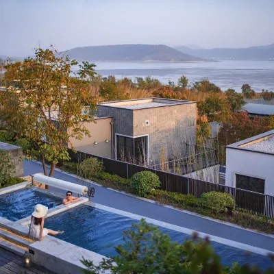 naked Water Hoteles cerca de Lago Tai