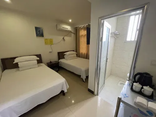 Pingjiang Herun Hotel