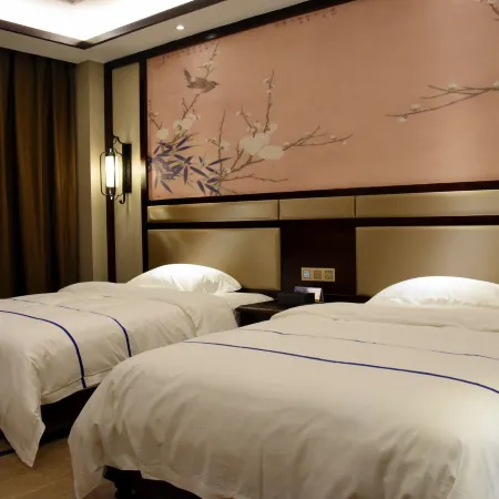 Home Inn Huaxuan Collection Hotel (Zhaotong Yanliang Bus Terminal) Отели в г. Илян