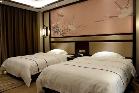 Home Inn Huaxuan Collection Hotel (Zhaotong Yanliang Bus Terminal) Отели рядом с достопримечательностью «Глобальный автомобильный пассажирский станция Ляо Ляо»