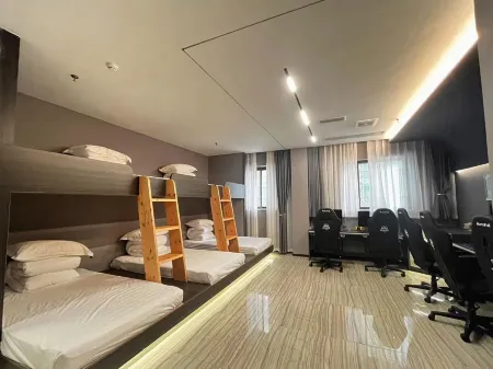 Whale Lot E-sports Hotel Отели в г. Чаннин