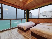 Yichang Linjianglou Boutique Homestay - إقامة ريفية