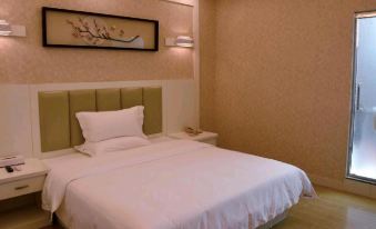 Longmen Yihai Chi Hot Spring Hotel