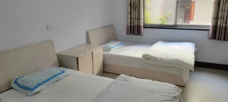 Luanchuan Family Hotel Отели рядом с достопримечательностью «Butterfly Valley»