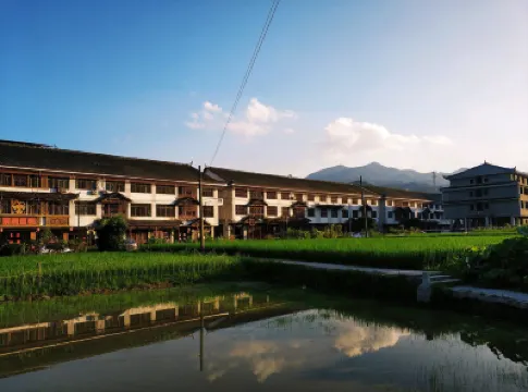 Xinhua Zixuan Fishing Village Restaurant Homestay Hotels near Ziquejie Terraces