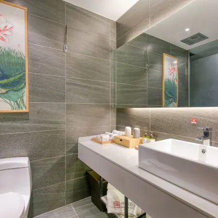 QIANNA HOTEL (Taihe Huayuan Market, East High-speed Railway Station)