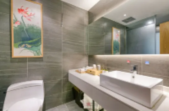 QIANNA HOTEL (Taihe Huayuan Market, East High-speed Railway Station)