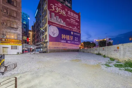 City Huachen Hotel (Chongzuo Longzhou Bus Station) Отели рядом с достопримечательностью «Red Army Ancient Road Scenic Area · Tianqin Zhuang Village»